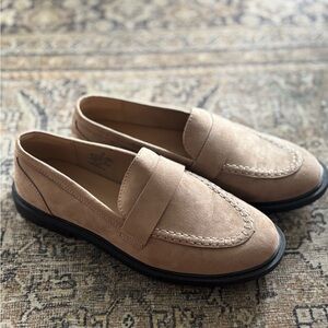 Old Navy Women's Tan Loafers (Size 10)